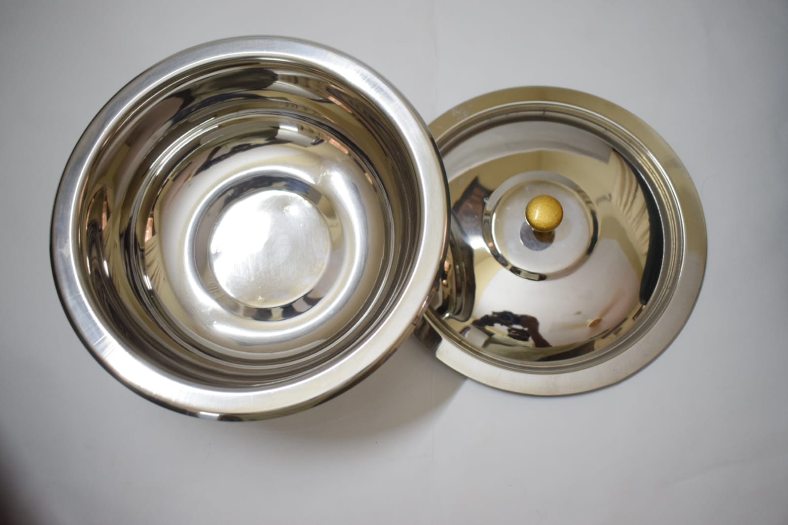 Salan Saver stainless steel serving bowl top view bowl and lid